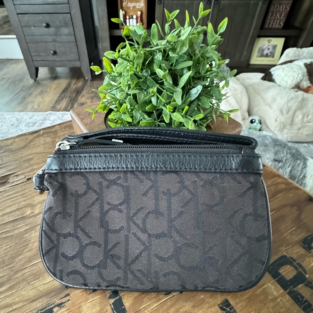 Calvin Klein wristlet black